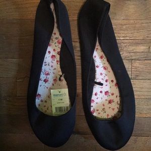 Black flats 11W